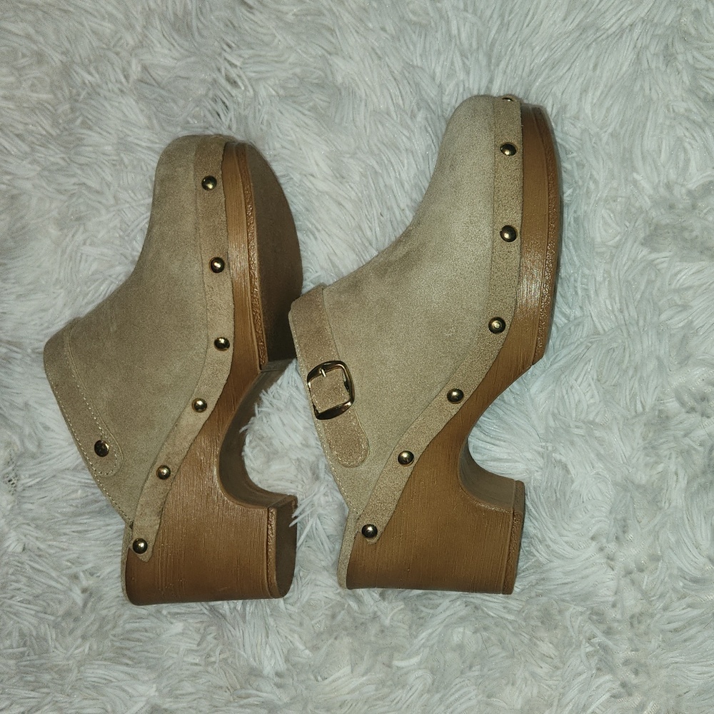 NWOT Steve Madden “Brooklyn” Suede Wooden Platform Clogs